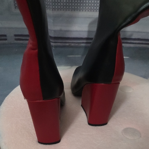 Elegant Two-Tone Heeled Boots - Picture 6 of 6